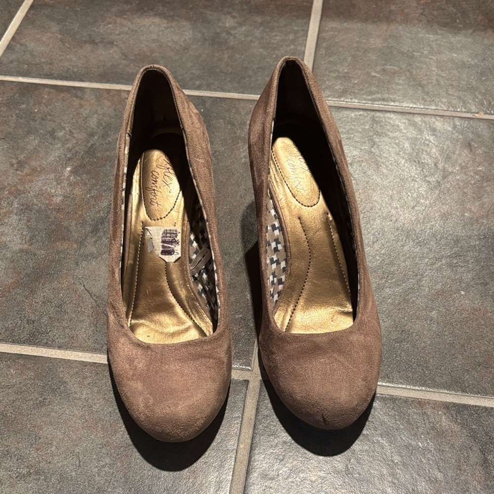 Dexflex Comfort Brown Suede Heels